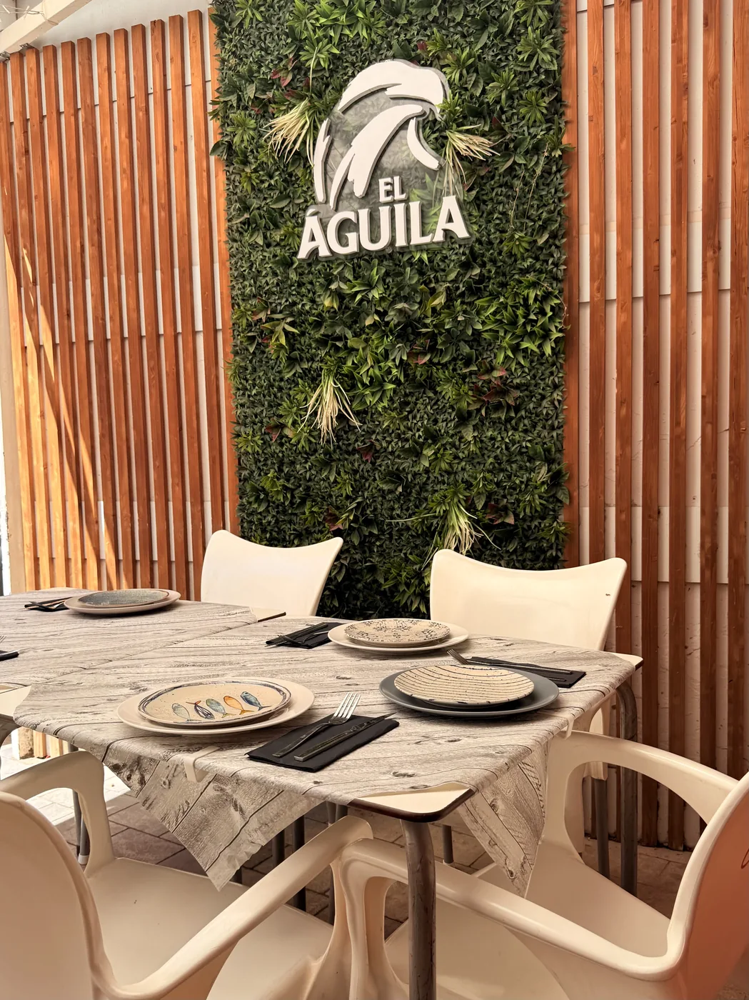 Mesa preparada bajo el logo El Águila